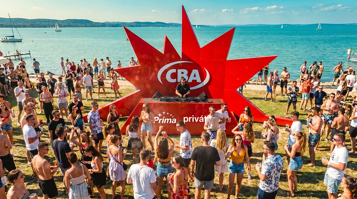 CBA piros csillag színpad a Balaton-parton (AI által generált illusztráció)